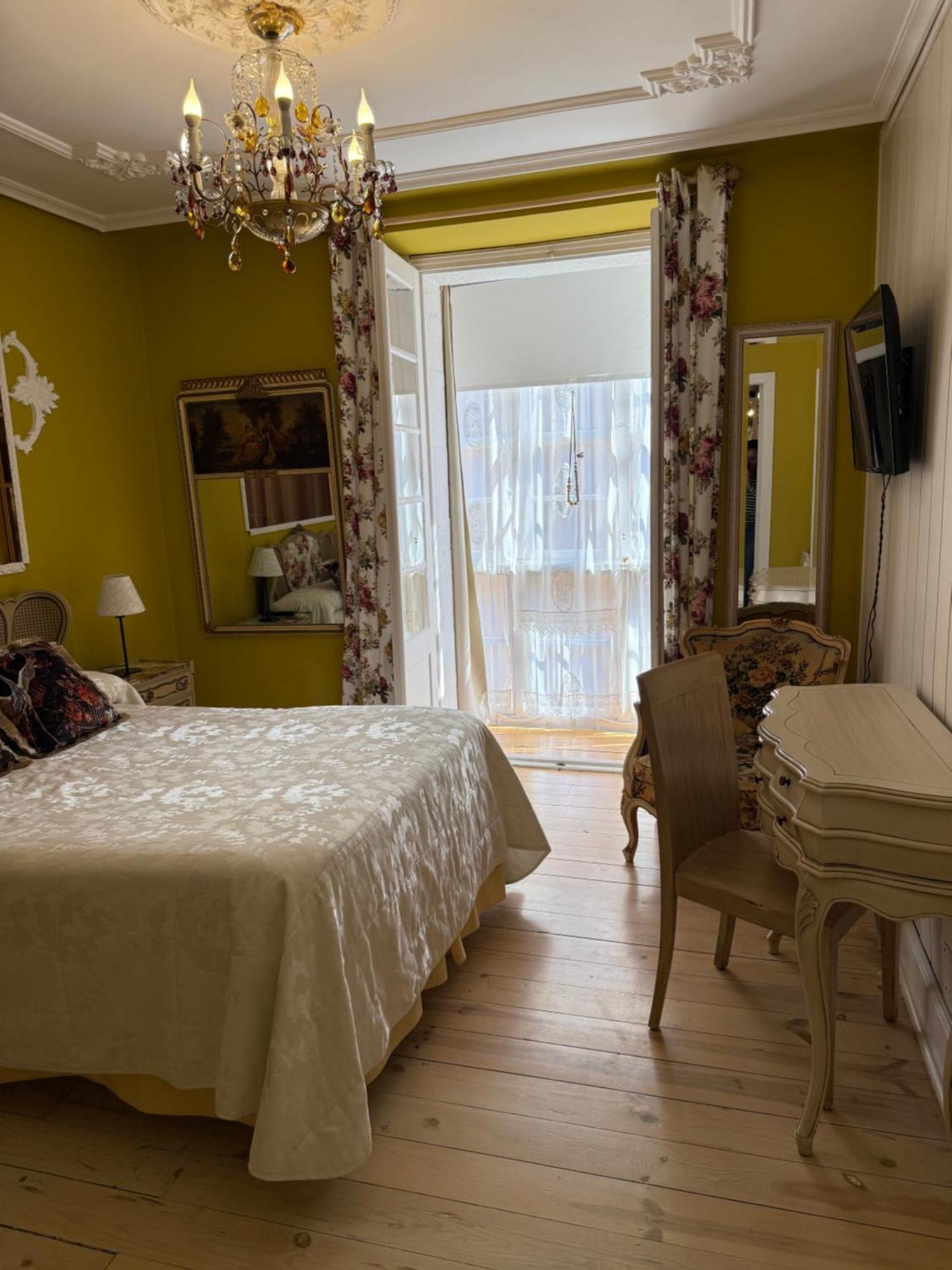 Hostal Boutique Puerta Del Sol Torrelavega Exteriör bild
